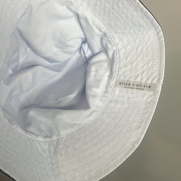 Alice + Olivia | Daisy Reversible Bucket Hat NWT - Picture 4 of 4